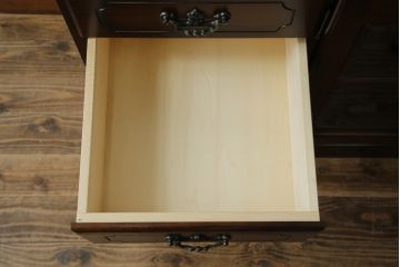 中古　美品　カリモク家具(karimoku)　COLONIAL(コロニアル)シリーズ　QC3607NK　カントリースタイルのお部屋作りにおすすめのおしゃれなオーディオボード(サイドボード、ローボード、収納棚、戸棚)(R-080390)