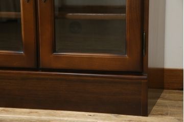 中古　美品　カリモク家具(karimoku)　COLONIAL(コロニアル)シリーズ　QC3607NK　カントリースタイルのお部屋作りにおすすめのおしゃれなオーディオボード(サイドボード、ローボード、収納棚、戸棚)(R-080390)