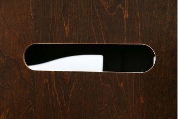 中古　美品　カリモク家具(karimoku)　COLONIAL(コロニアル)シリーズ　QC3607NK　カントリースタイルのお部屋作りにおすすめのおしゃれなオーディオボード(サイドボード、ローボード、収納棚、戸棚)(R-080390)