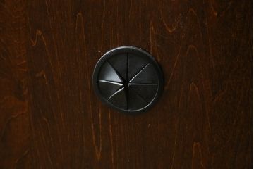 中古　美品　カリモク家具(karimoku)　COLONIAL(コロニアル)シリーズ　QC3607NK　カントリースタイルのお部屋作りにおすすめのおしゃれなオーディオボード(サイドボード、ローボード、収納棚、戸棚)(R-080390)