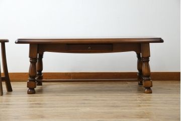 中古　美品　カリモク家具(karimoku)　COLONIAL(コロニアル)シリーズ　　カントリースタイルのお部屋作りにおすすめのおしゃれな引き出し付きローテーブル(サイドテーブル、センターテーブル、リビングテーブル)(R-080391)