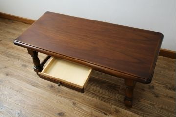 中古　美品　カリモク家具(karimoku)　COLONIAL(コロニアル)シリーズ　　カントリースタイルのお部屋作りにおすすめのおしゃれな引き出し付きローテーブル(サイドテーブル、センターテーブル、リビングテーブル)(R-080391)