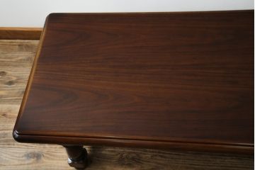 中古　美品　カリモク家具(karimoku)　COLONIAL(コロニアル)シリーズ　　カントリースタイルのお部屋作りにおすすめのおしゃれな引き出し付きローテーブル(サイドテーブル、センターテーブル、リビングテーブル)(R-080391)