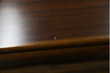中古　美品　カリモク家具(karimoku)　COLONIAL(コロニアル)シリーズ　　カントリースタイルのお部屋作りにおすすめのおしゃれな引き出し付きローテーブル(サイドテーブル、センターテーブル、リビングテーブル)(R-080391)