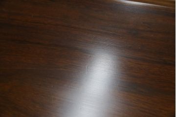 中古　美品　カリモク家具(karimoku)　COLONIAL(コロニアル)シリーズ　　カントリースタイルのお部屋作りにおすすめのおしゃれな引き出し付きローテーブル(サイドテーブル、センターテーブル、リビングテーブル)(R-080391)
