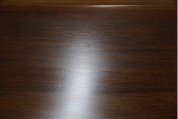 中古　美品　カリモク家具(karimoku)　COLONIAL(コロニアル)シリーズ　　カントリースタイルのお部屋作りにおすすめのおしゃれな引き出し付きローテーブル(サイドテーブル、センターテーブル、リビングテーブル)(R-080391)
