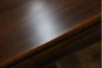 中古　美品　カリモク家具(karimoku)　COLONIAL(コロニアル)シリーズ　　カントリースタイルのお部屋作りにおすすめのおしゃれな引き出し付きローテーブル(サイドテーブル、センターテーブル、リビングテーブル)(R-080391)