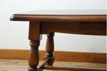 中古　美品　カリモク家具(karimoku)　COLONIAL(コロニアル)シリーズ　　カントリースタイルのお部屋作りにおすすめのおしゃれな引き出し付きローテーブル(サイドテーブル、センターテーブル、リビングテーブル)(R-080391)