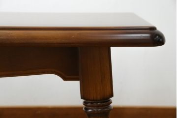 中古　美品　カリモク家具(karimoku)　COLONIAL(コロニアル)シリーズ　　カントリースタイルのお部屋作りにおすすめのおしゃれな引き出し付きローテーブル(サイドテーブル、センターテーブル、リビングテーブル)(R-080391)