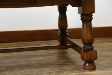 中古　美品　カリモク家具(karimoku)　COLONIAL(コロニアル)シリーズ　　カントリースタイルのお部屋作りにおすすめのおしゃれな引き出し付きローテーブル(サイドテーブル、センターテーブル、リビングテーブル)(R-080391)