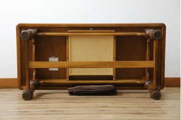 中古　美品　カリモク家具(karimoku)　COLONIAL(コロニアル)シリーズ　　カントリースタイルのお部屋作りにおすすめのおしゃれな引き出し付きローテーブル(サイドテーブル、センターテーブル、リビングテーブル)(R-080391)