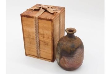 人間国宝　伊勢崎淳　備前焼　素朴で温かみを感じる徳利(とっくり、酒器、一輪挿し、花瓶、花器、花生、花入、和食器、裏印、共箱付き)(R-080396)