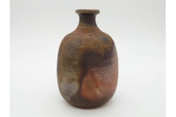 人間国宝　伊勢崎淳　備前焼　素朴で温かみを感じる徳利(とっくり、酒器、一輪挿し、花瓶、花器、花生、花入、和食器、裏印、共箱付き)(R-080396)