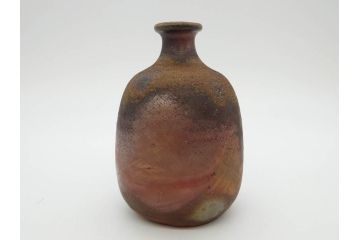 人間国宝　伊勢崎淳　備前焼　素朴で温かみを感じる徳利(とっくり、酒器、一輪挿し、花瓶、花器、花生、花入、和食器、裏印、共箱付き)(R-080396)