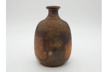人間国宝　伊勢崎淳　備前焼　素朴で温かみを感じる徳利(とっくり、酒器、一輪挿し、花瓶、花器、花生、花入、和食器、裏印、共箱付き)(R-080396)
