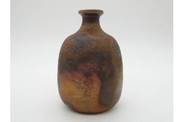 人間国宝　伊勢崎淳　備前焼　素朴で温かみを感じる徳利(とっくり、酒器、一輪挿し、花瓶、花器、花生、花入、和食器、裏印、共箱付き)(R-080396)