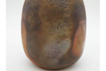 人間国宝　伊勢崎淳　備前焼　素朴で温かみを感じる徳利(とっくり、酒器、一輪挿し、花瓶、花器、花生、花入、和食器、裏印、共箱付き)(R-080396)