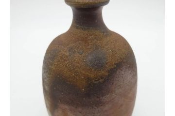 人間国宝　伊勢崎淳　備前焼　素朴で温かみを感じる徳利(とっくり、酒器、一輪挿し、花瓶、花器、花生、花入、和食器、裏印、共箱付き)(R-080396)