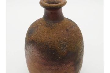 人間国宝　伊勢崎淳　備前焼　素朴で温かみを感じる徳利(とっくり、酒器、一輪挿し、花瓶、花器、花生、花入、和食器、裏印、共箱付き)(R-080396)
