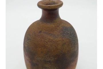 人間国宝　伊勢崎淳　備前焼　素朴で温かみを感じる徳利(とっくり、酒器、一輪挿し、花瓶、花器、花生、花入、和食器、裏印、共箱付き)(R-080396)
