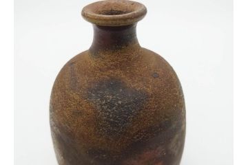 人間国宝　伊勢崎淳　備前焼　素朴で温かみを感じる徳利(とっくり、酒器、一輪挿し、花瓶、花器、花生、花入、和食器、裏印、共箱付き)(R-080396)