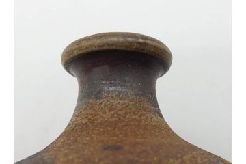 人間国宝　伊勢崎淳　備前焼　素朴で温かみを感じる徳利(とっくり、酒器、一輪挿し、花瓶、花器、花生、花入、和食器、裏印、共箱付き)(R-080396)