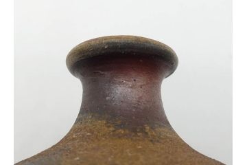 人間国宝　伊勢崎淳　備前焼　素朴で温かみを感じる徳利(とっくり、酒器、一輪挿し、花瓶、花器、花生、花入、和食器、裏印、共箱付き)(R-080396)