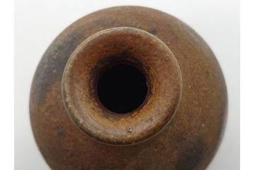 人間国宝　伊勢崎淳　備前焼　素朴で温かみを感じる徳利(とっくり、酒器、一輪挿し、花瓶、花器、花生、花入、和食器、裏印、共箱付き)(R-080396)