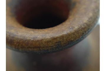 人間国宝　伊勢崎淳　備前焼　素朴で温かみを感じる徳利(とっくり、酒器、一輪挿し、花瓶、花器、花生、花入、和食器、裏印、共箱付き)(R-080396)