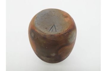 人間国宝　伊勢崎淳　備前焼　素朴で温かみを感じる徳利(とっくり、酒器、一輪挿し、花瓶、花器、花生、花入、和食器、裏印、共箱付き)(R-080396)