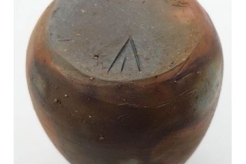 人間国宝　伊勢崎淳　備前焼　素朴で温かみを感じる徳利(とっくり、酒器、一輪挿し、花瓶、花器、花生、花入、和食器、裏印、共箱付き)(R-080396)