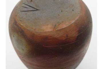 人間国宝　伊勢崎淳　備前焼　素朴で温かみを感じる徳利(とっくり、酒器、一輪挿し、花瓶、花器、花生、花入、和食器、裏印、共箱付き)(R-080396)