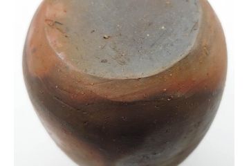人間国宝　伊勢崎淳　備前焼　素朴で温かみを感じる徳利(とっくり、酒器、一輪挿し、花瓶、花器、花生、花入、和食器、裏印、共箱付き)(R-080396)