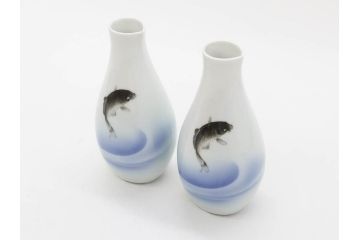 戦前　オールド香蘭社　有田焼　鯉　跳躍感を感じるデザインが魅力の徳利2点セット(魚、流水、跳鯉、とっくり、酒器、一輪挿し、花瓶、花器、花生、花入、和食器、裏印)(R-080401)