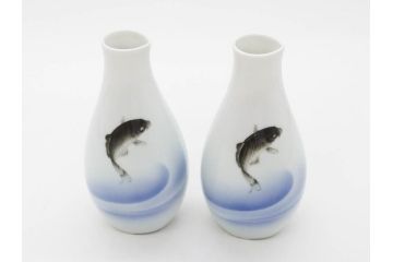 戦前　オールド香蘭社　有田焼　鯉　跳躍感を感じるデザインが魅力の徳利2点セット(魚、流水、跳鯉、とっくり、酒器、一輪挿し、花瓶、花器、花生、花入、和食器、裏印)(R-080401)