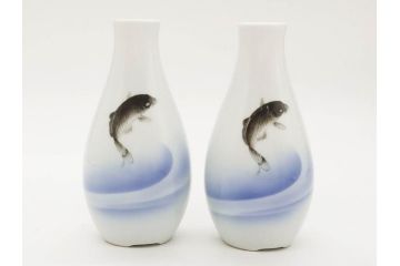 戦前　オールド香蘭社　有田焼　鯉　跳躍感を感じるデザインが魅力の徳利2点セット(魚、流水、跳鯉、とっくり、酒器、一輪挿し、花瓶、花器、花生、花入、和食器、裏印)(R-080401)