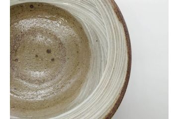 小林東五　對州窯　刷毛目(はけめ)　約21cm　6.9寸　古雅な趣のある平皿(深皿、和皿、和食器、六寸九分、共箱付き)(R-080406)