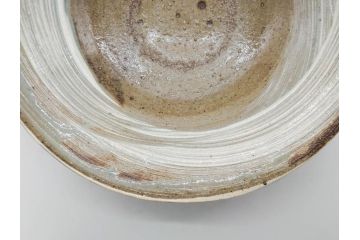 小林東五　對州窯　刷毛目(はけめ)　約21cm　6.9寸　古雅な趣のある平皿(深皿、和皿、和食器、六寸九分、共箱付き)(R-080406)