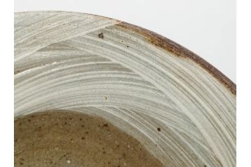 小林東五　對州窯　刷毛目(はけめ)　約21cm　6.9寸　古雅な趣のある平皿(深皿、和皿、和食器、六寸九分、共箱付き)(R-080406)