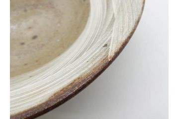 小林東五　對州窯　刷毛目(はけめ)　約21cm　6.9寸　古雅な趣のある平皿(深皿、和皿、和食器、六寸九分、共箱付き)(R-080406)