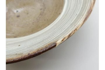 小林東五　對州窯　刷毛目(はけめ)　約21cm　6.9寸　古雅な趣のある平皿(深皿、和皿、和食器、六寸九分、共箱付き)(R-080406)