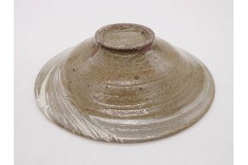 小林東五　對州窯　刷毛目(はけめ)　約21cm　6.9寸　古雅な趣のある平皿(深皿、和皿、和食器、六寸九分、共箱付き)(R-080406)
