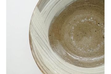 小林東五　對州窯　刷毛目(はけめ)　約20cm　6.6寸　土の温かみを感じる平皿(深皿、和皿、和食器、六寸六分、共箱付き)(R-080407)