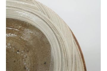 小林東五　對州窯　刷毛目(はけめ)　約20cm　6.6寸　土の温かみを感じる平皿(深皿、和皿、和食器、六寸六分、共箱付き)(R-080407)