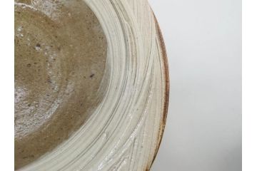 小林東五　對州窯　刷毛目(はけめ)　約20cm　6.6寸　土の温かみを感じる平皿(深皿、和皿、和食器、六寸六分、共箱付き)(R-080407)