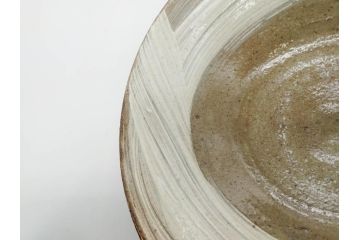 小林東五　對州窯　刷毛目(はけめ)　約20cm　6.6寸　土の温かみを感じる平皿(深皿、和皿、和食器、六寸六分、共箱付き)(R-080407)