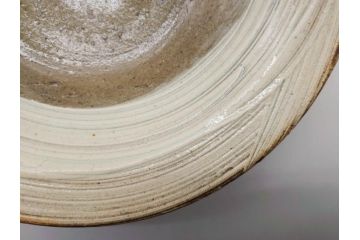 小林東五　對州窯　刷毛目(はけめ)　約20cm　6.6寸　土の温かみを感じる平皿(深皿、和皿、和食器、六寸六分、共箱付き)(R-080407)