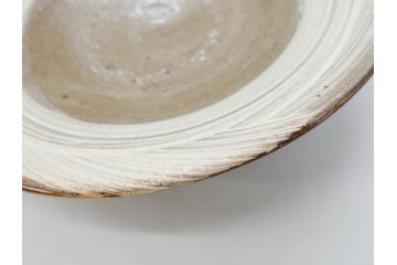 小林東五　對州窯　刷毛目(はけめ)　約20cm　6.6寸　土の温かみを感じる平皿(深皿、和皿、和食器、六寸六分、共箱付き)(R-080407)