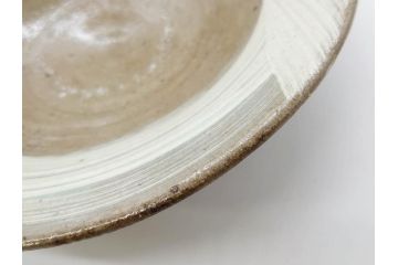 小林東五　對州窯　刷毛目(はけめ)　約20cm　6.6寸　土の温かみを感じる平皿(深皿、和皿、和食器、六寸六分、共箱付き)(R-080407)