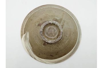 小林東五　對州窯　刷毛目(はけめ)　約20cm　6.6寸　土の温かみを感じる平皿(深皿、和皿、和食器、六寸六分、共箱付き)(R-080407)